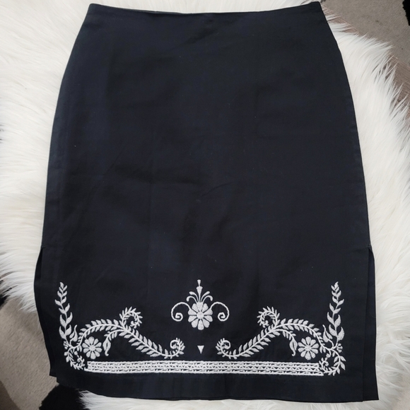 GUESS Embroidered Pencil Skirt โ Floral, Side Slits, Zip Back โ EUC โ Size 2 - Picture 7 of 16